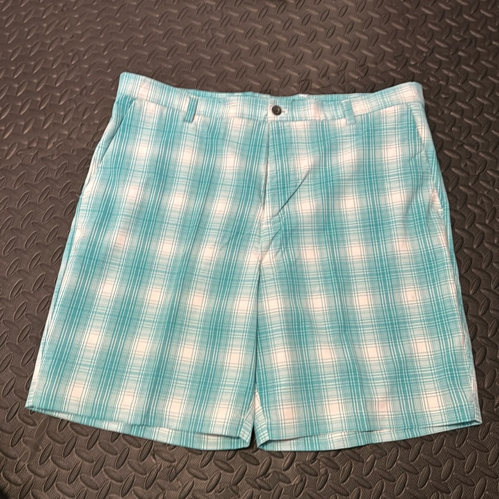 Chaps Golf Mens Golf Sports Teal White shorts Size 40 waist, 95% Polyester.